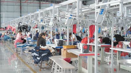 浙泰輕紡城 生產(chǎn)車間制衣忙，針織品帶動(dòng)就業(yè)促增收